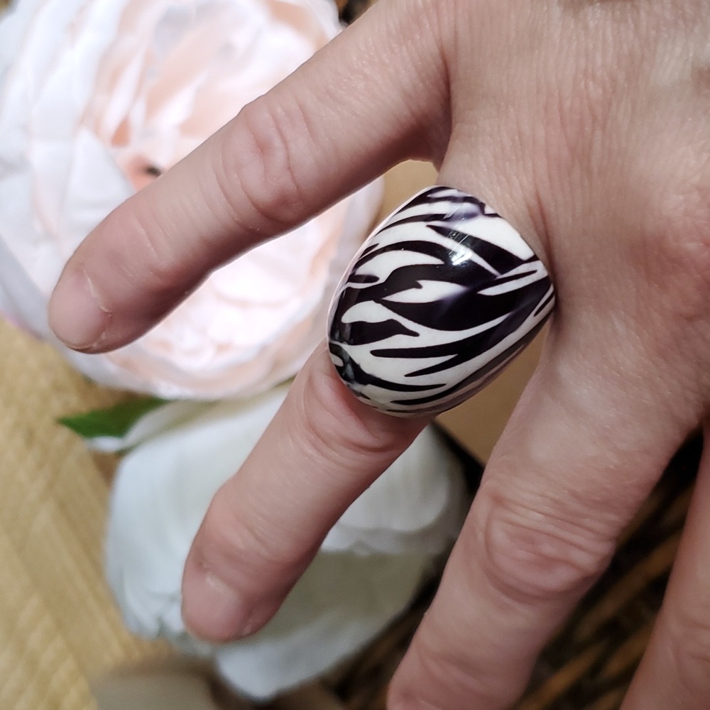 Vintage Bold Zebra Lucite Ring - Picture 1 of 7